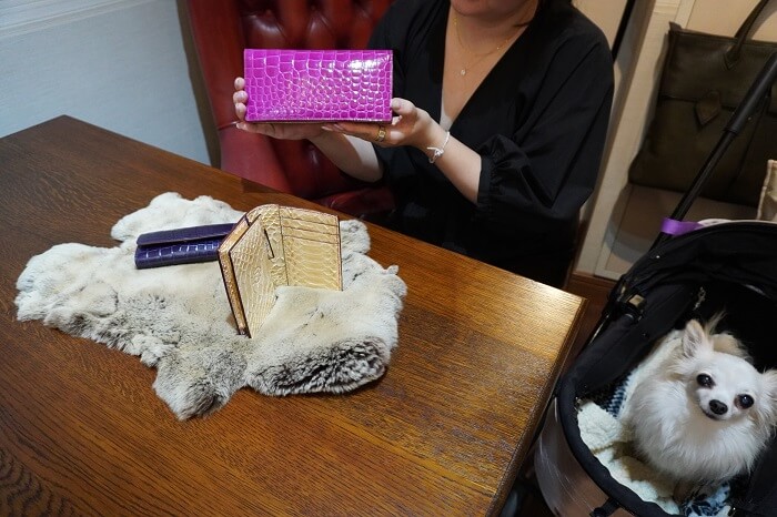 150万円収納ピンク色クロコダイルポロサス×内装ゴールドパイソン二つ折り長財布