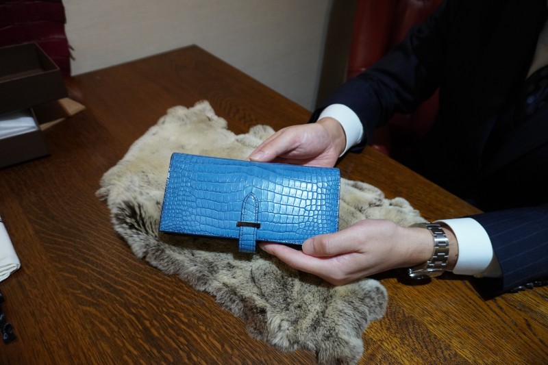 藍染はなあさぎ色ポロサスクロコダイル100万円収納二つ折り長財布の受け渡し