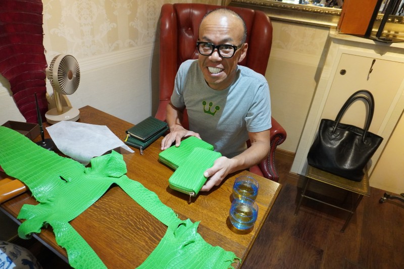 パラキートグリーン・ポロサスでラウンドファスナー長財布をオーダーメイド