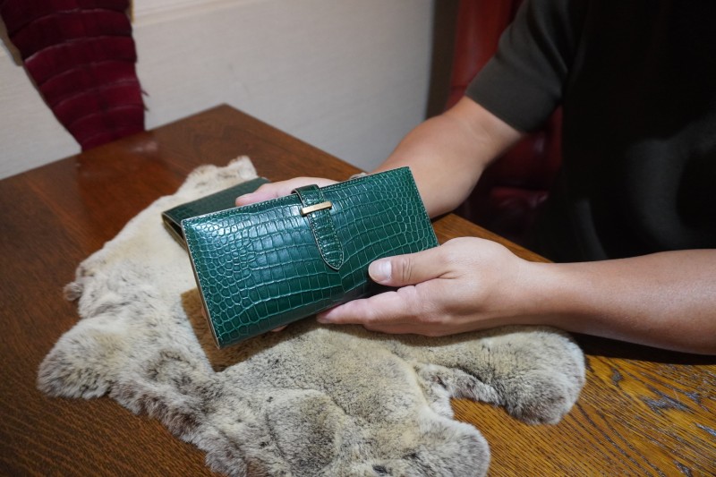 グリーンポロサスクロコダイル×18金100万円収納二つ折り長財布のオーダーメイドお客様受け渡し
