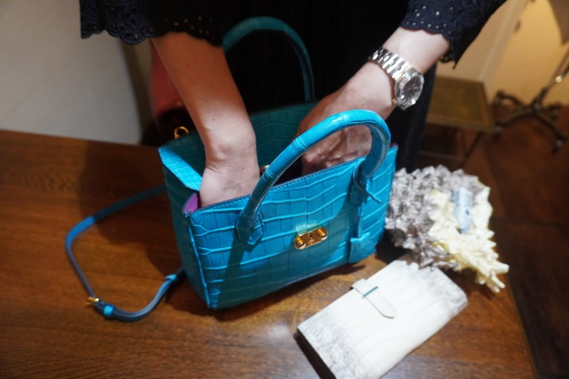 女性レディース用ターコイズ色クロコダイル・ハンドバッグの内側
