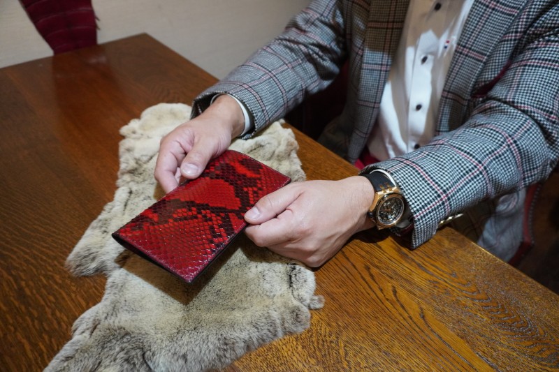 赤色ヘビ革パイソンで薄型二つ折り長財布をオーダーメイド