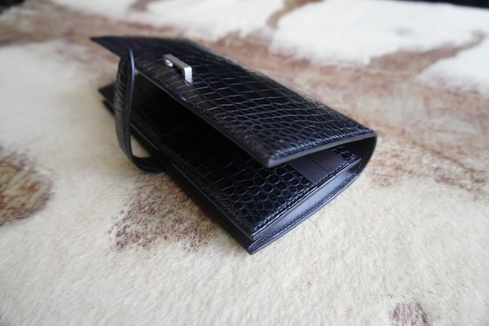 ポロサススモールクロコダイル半艶黒×プラチナ金具100万円収納二つ折り長財布
