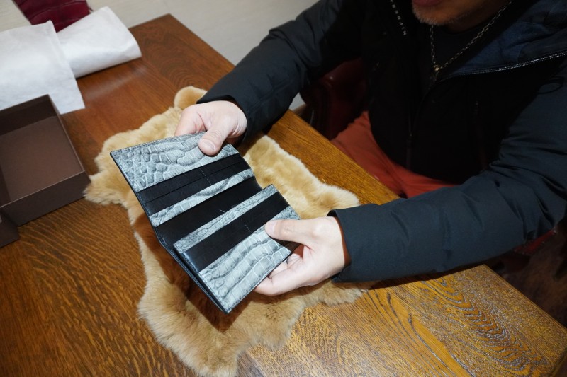 墨染クロコダイルで二つ折り長財布をフルオーダーメイドのお客様受け渡しの様子