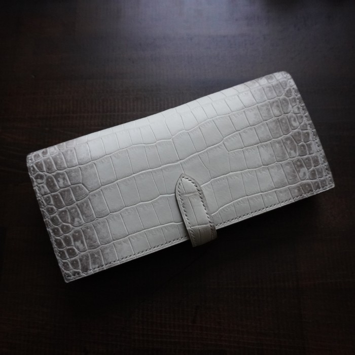 ヒマラヤポロサススモールクロコダイルにプラチナ金具を使用した100万収納二つ折り長財布の裏側