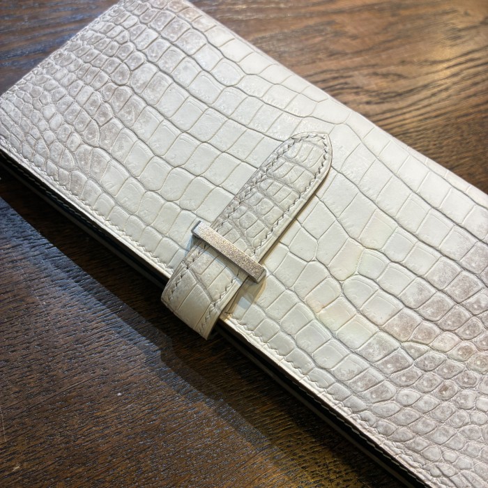 ヒマラヤポロサススモールクロコダイル100万収納二つ折り長財布に使用したプラチナ金具