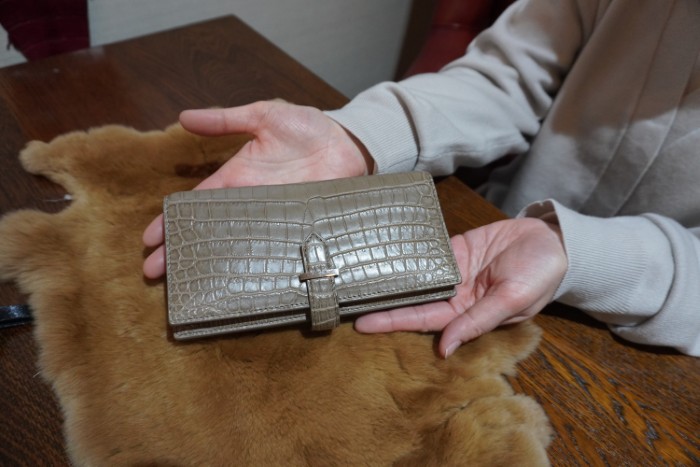 100万円収納ベージュのナイルクロコダイル二つ折り長財布のカスタムオーダーメイド